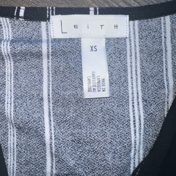 Black and white stripped blouse - Picture 3 of 3